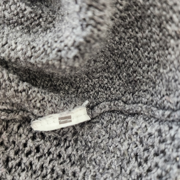 Hollister Grey Knit Sweater Size Small - Picture 6 of 11
